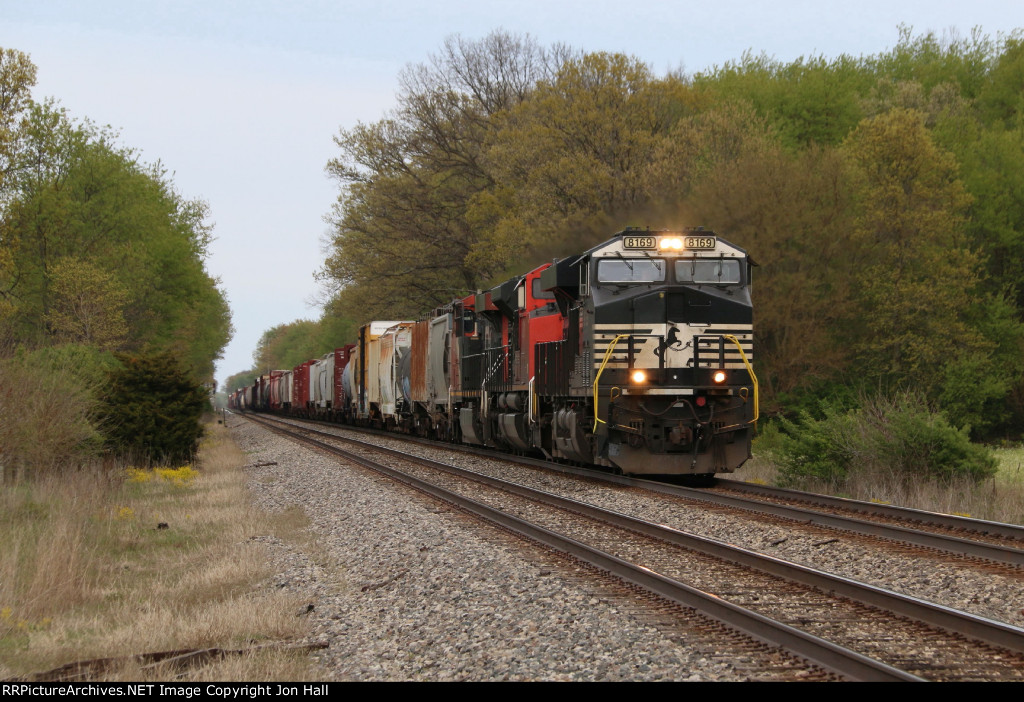 NS 8169 leads A441 west down the South Bend Sub